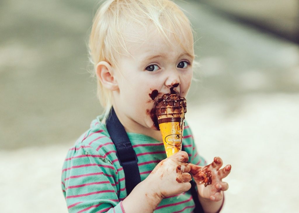 チョコレートっていつから食べさせてOK?子どもにオススメのチョコレートも紹介 | まるpukin